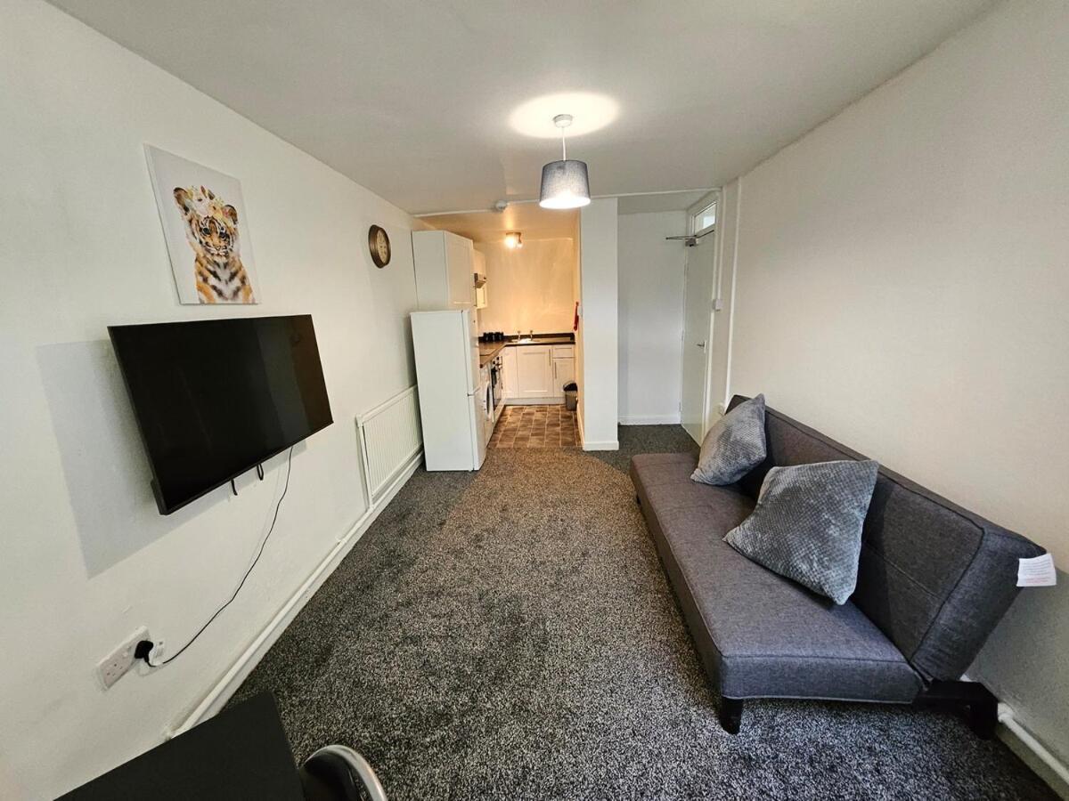 Furnished 1 Bedroom In Apartment *