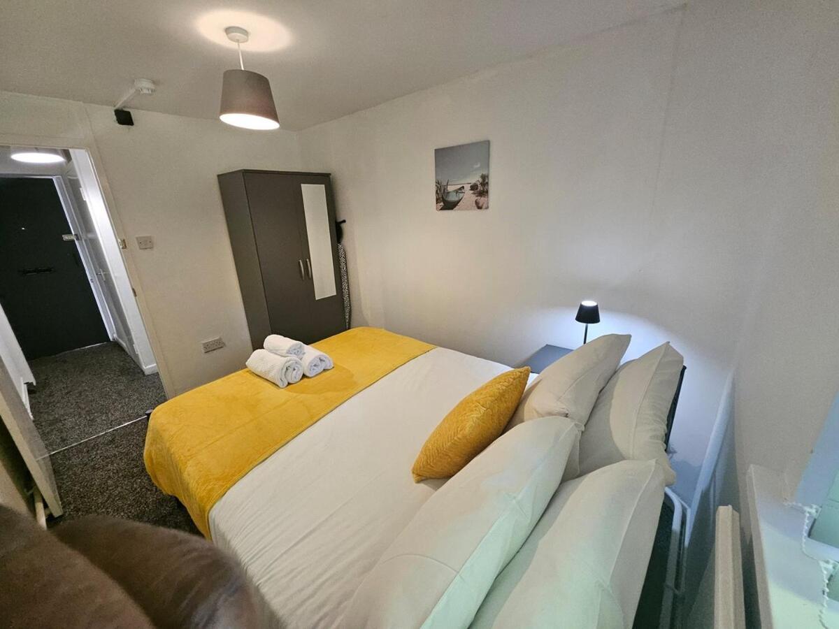 Furnished 1 Bedroom In Apartment *