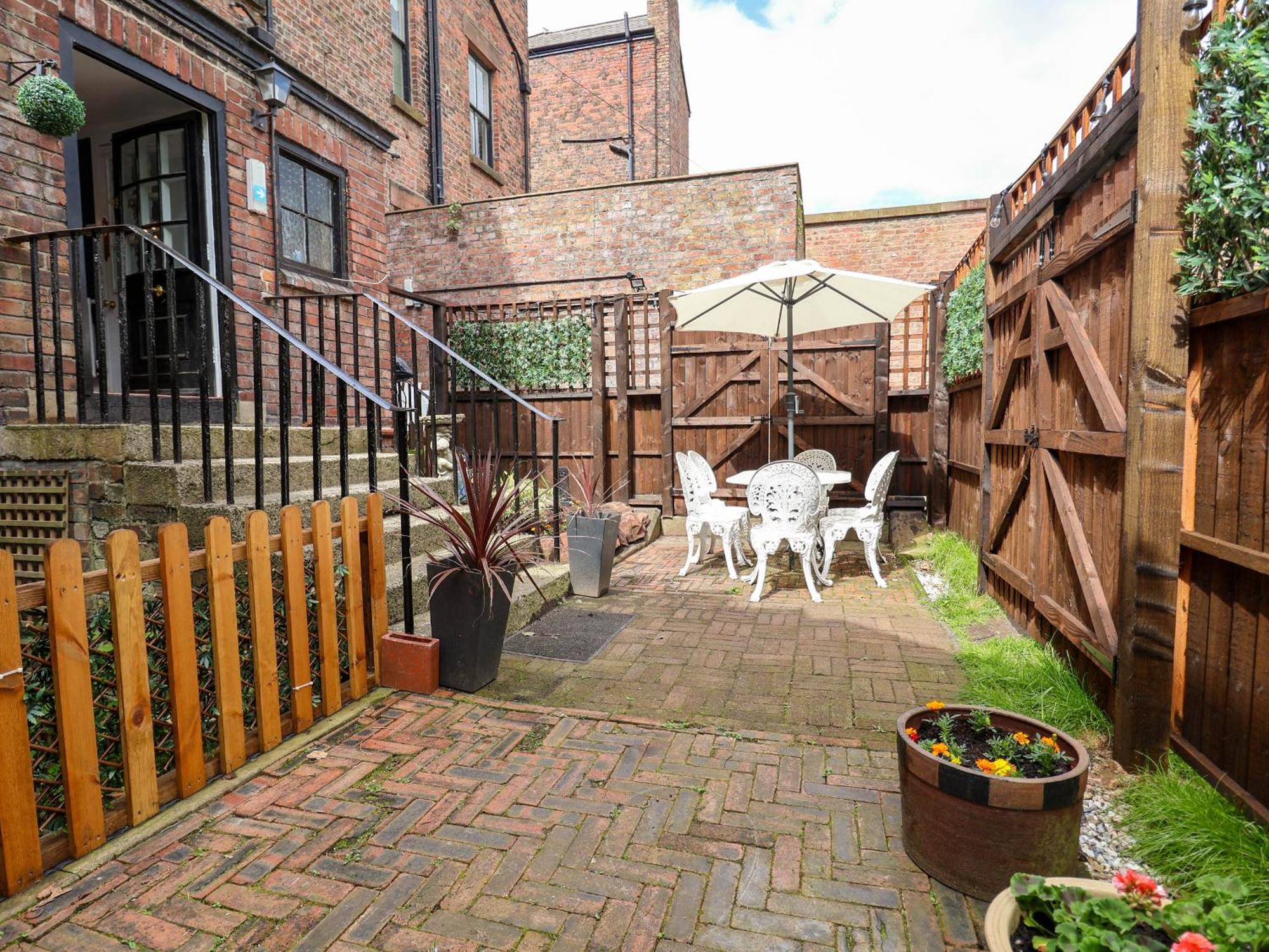 Ismay Lounge Apartment- Titanic Interest Apartment Liverpool