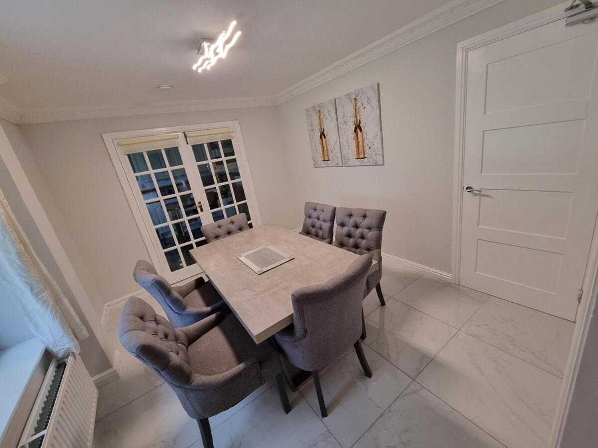 Holiday home Molineux House 4 Bed With 2 Ensuite Bedrooms, Sleeps 7, Private Gated Parking, Spacious Garden, 5 Mins Walk From Broadgreen Train Station, Close To M62 *