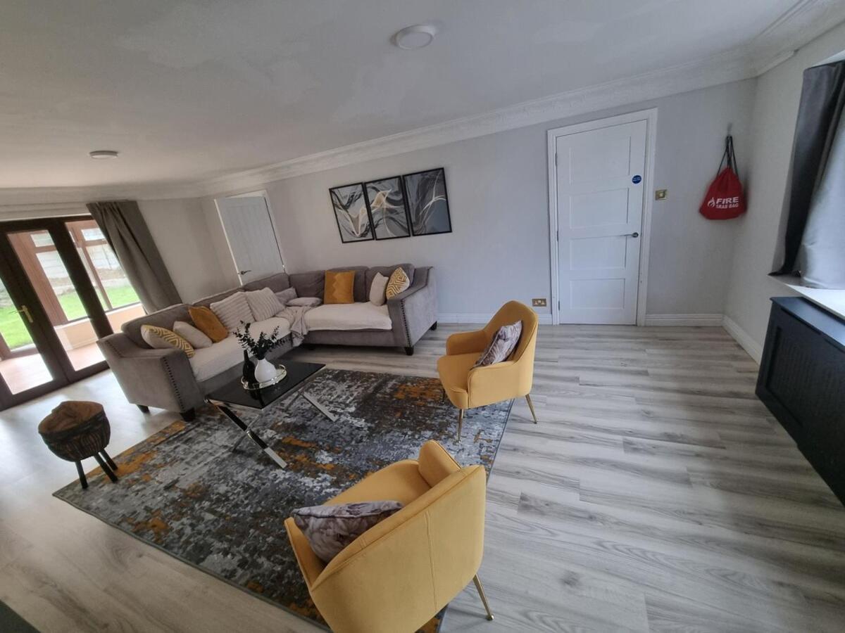Molineux House 4 Bed With 2 Ensuite Bedrooms, Sleeps 7, Private Gated Parking, Spacious Garden, 5 Mins Walk From Broadgreen Train Station, Close To M62 * Liverpool