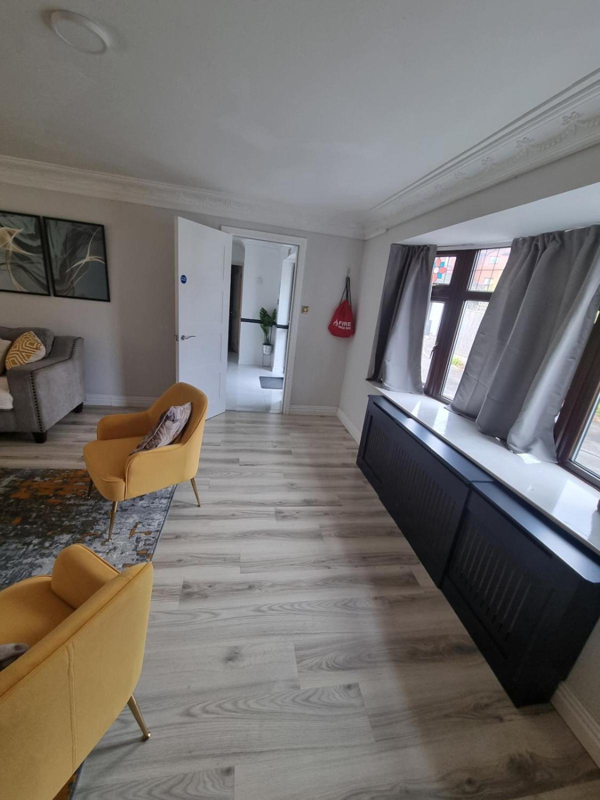 Molineux House 4 Bed With 2 Ensuite Bedrooms, Sleeps 7, Private Gated Parking, Spacious Garden, 5 Mins Walk From Broadgreen Train Station, Close To M62 Holiday home