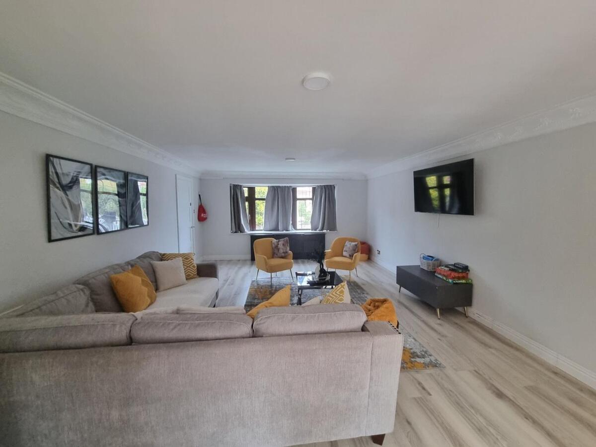 Molineux House 4 Bed With 2 Ensuite Bedrooms, Sleeps 7, Private Gated Parking, Spacious Garden, 5 Mins Walk From Broadgreen Train Station, Close To M62 Holiday home *