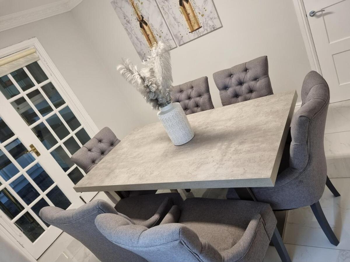 Molineux House 4 Bed With 2 Ensuite Bedrooms, Sleeps 7, Private Gated Parking, Spacious Garden, 5 Mins Walk From Broadgreen Train Station, Close To M62