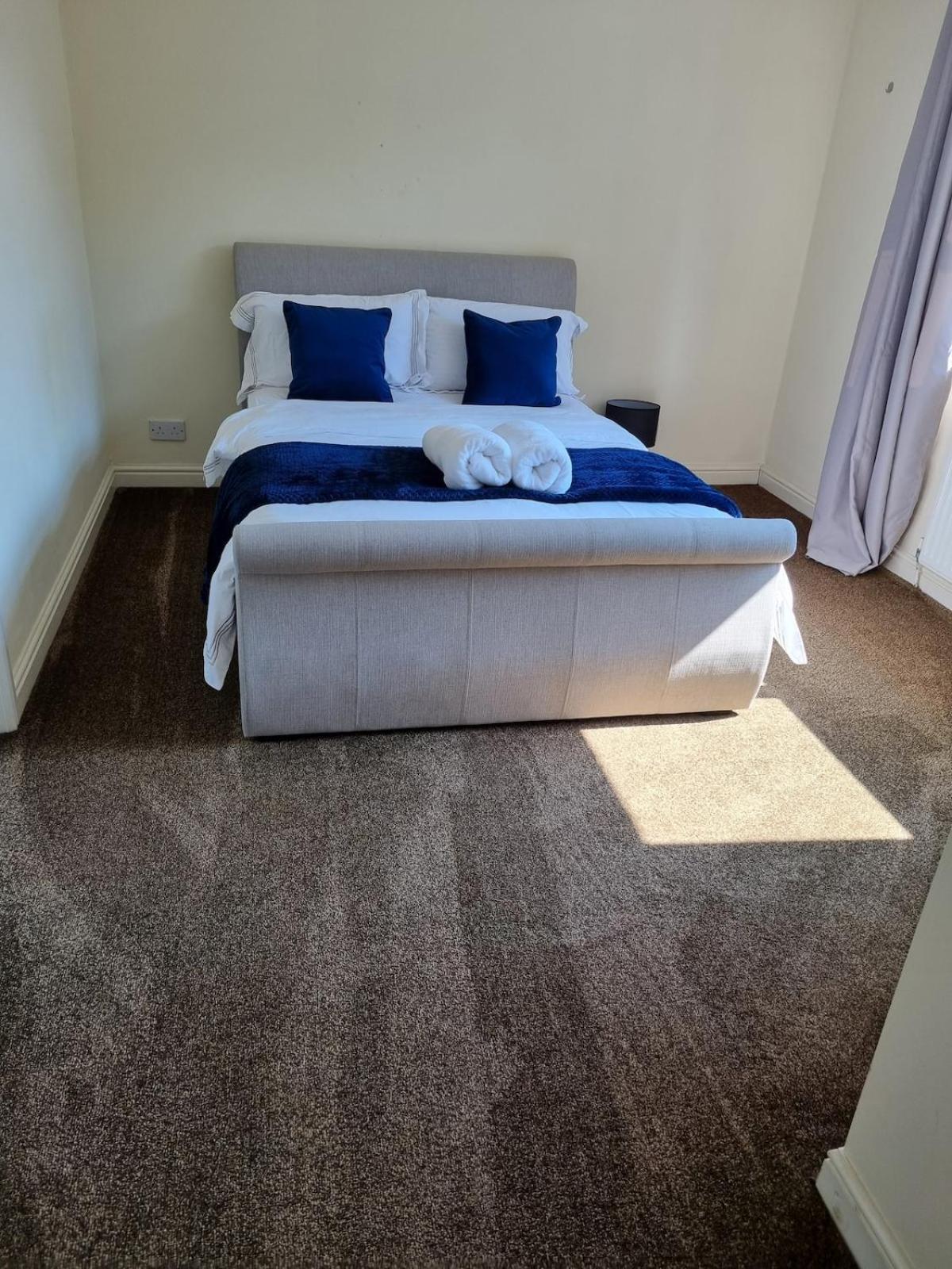Molineux House 4 Bed With 2 Ensuite Bedrooms, Sleeps 7, Private Gated Parking, Spacious Garden, 5 Mins Walk From Broadgreen Train Station, Close To M62 Liverpool