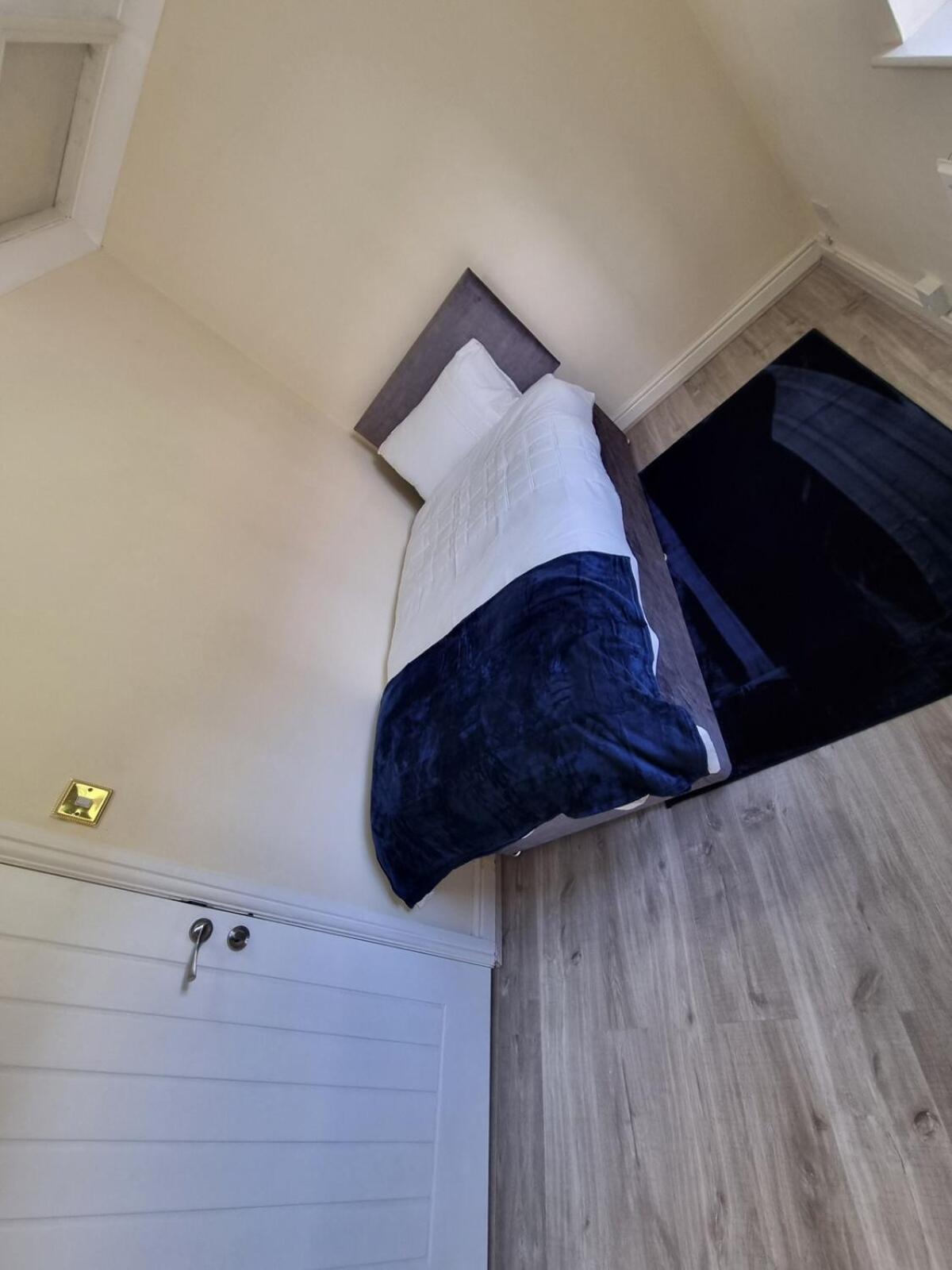 Molineux House 4 Bed With 2 Ensuite Bedrooms, Sleeps 7, Private Gated Parking, Spacious Garden, 5 Mins Walk From Broadgreen Train Station, Close To M62