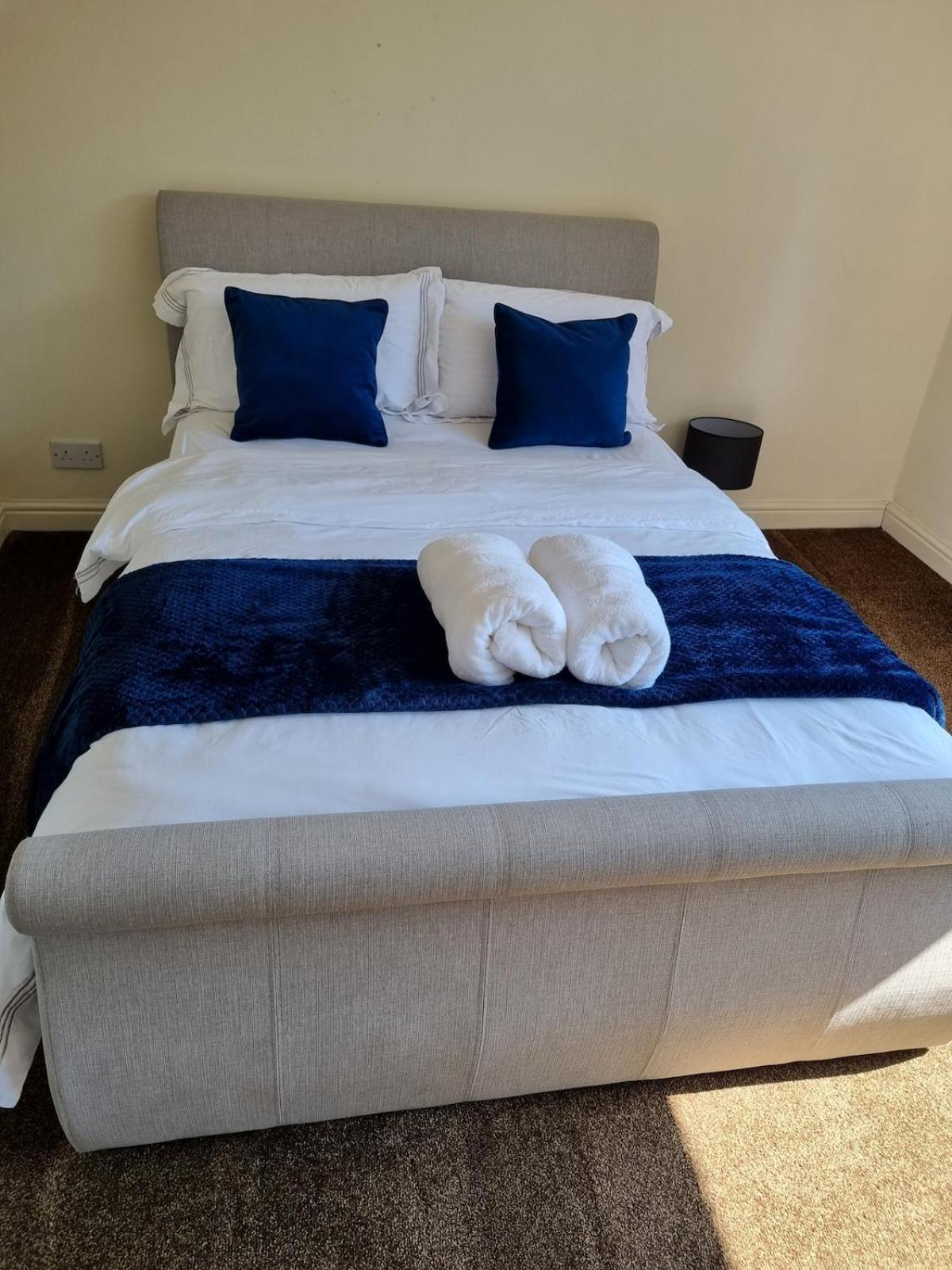 Molineux House 4 Bed With 2 Ensuite Bedrooms, Sleeps 7, Private Gated Parking, Spacious Garden, 5 Mins Walk From Broadgreen Train Station, Close To M62 Holiday home Liverpool