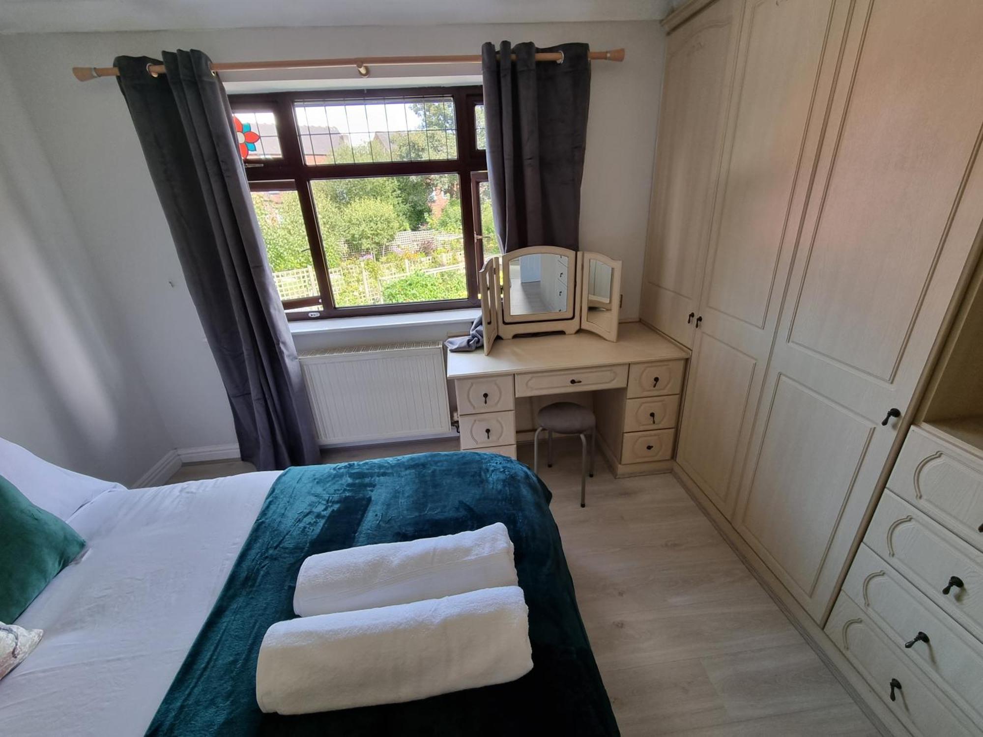 Molineux House 4 Bed With 2 Ensuite Bedrooms, Sleeps 7, Private Gated Parking, Spacious Garden, 5 Mins Walk From Broadgreen Train Station, Close To M62 *