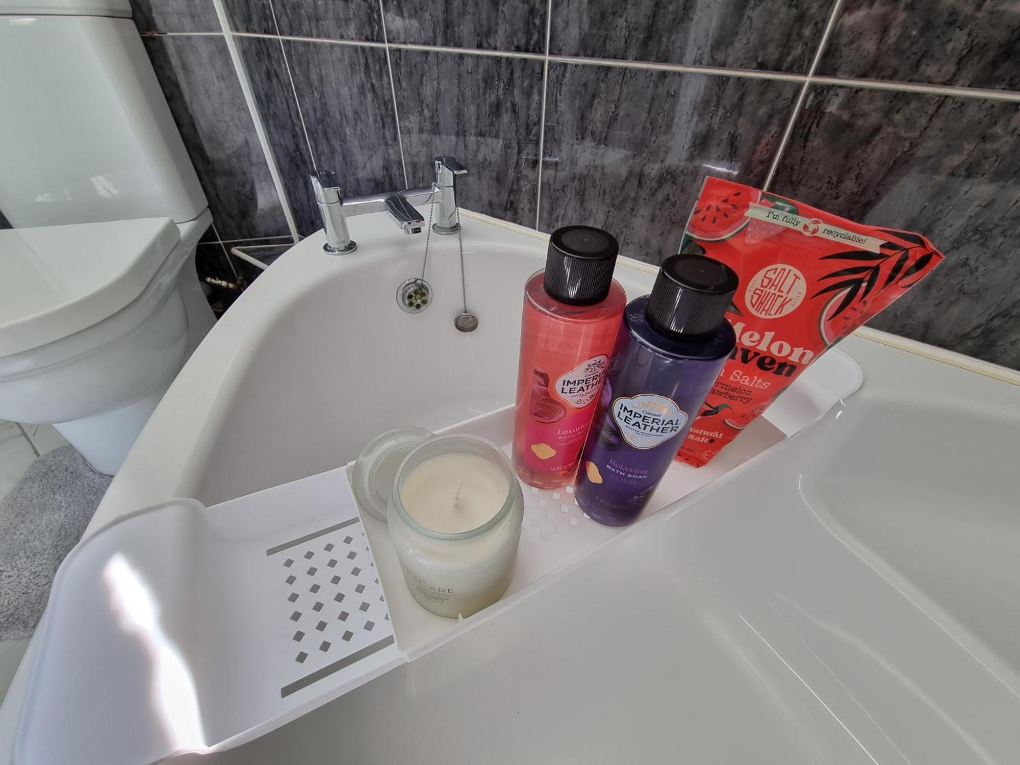Holiday home Molineux House 4 Bed With 2 Ensuite Bedrooms, Sleeps 7, Private Gated Parking, Spacious Garden, 5 Mins Walk From Broadgreen Train Station, Close To M62 Liverpool