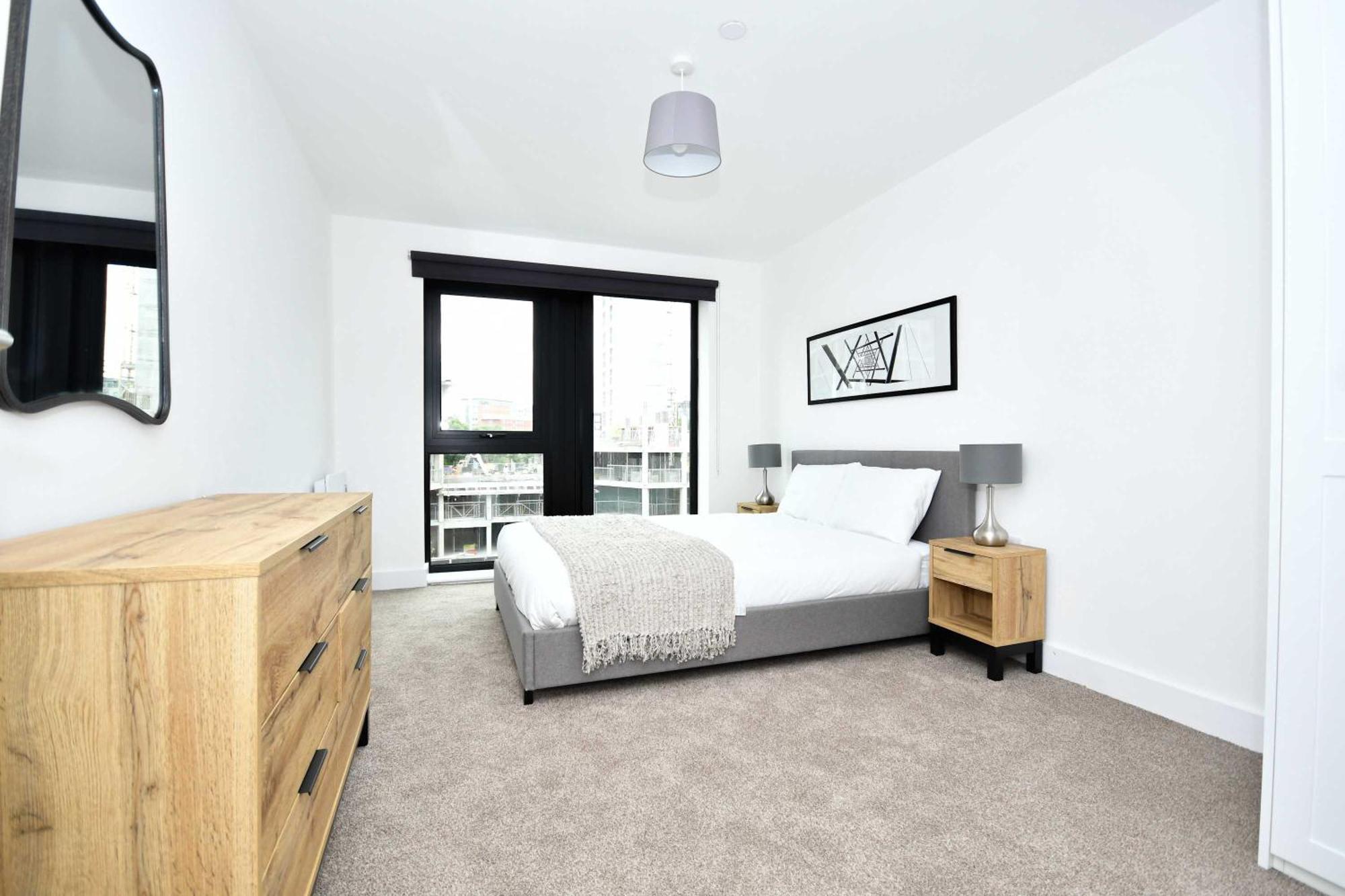 Lovely Spacious 2 Bedroom In Apartment *