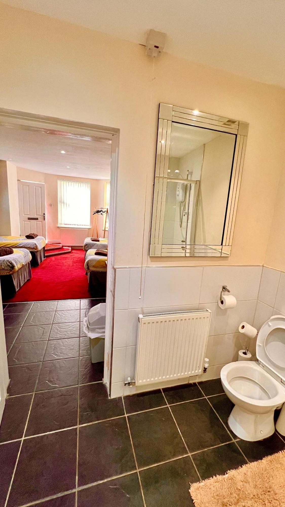 Castle 86-88 Sheil Rd L6 3af Guest house 3*