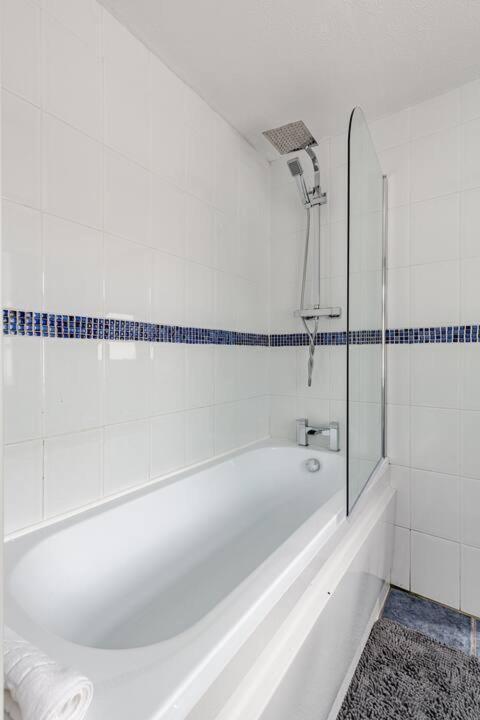 3bed 2bath House - Free Parking - Close To Everton & Fc- Managed By Chique Ltd Holiday home *
