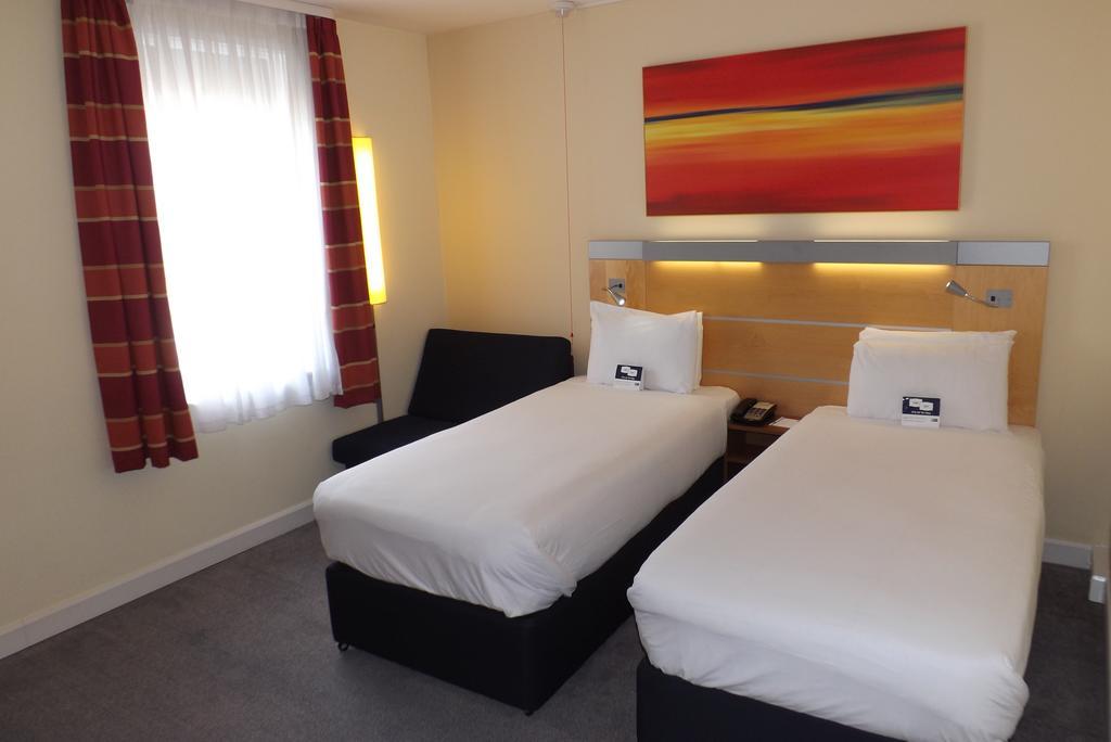 Hotel Express John Lennon Airport 3*