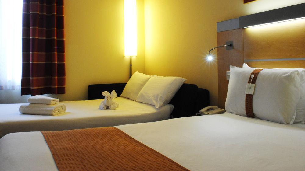 Hotel Express John Lennon Airport