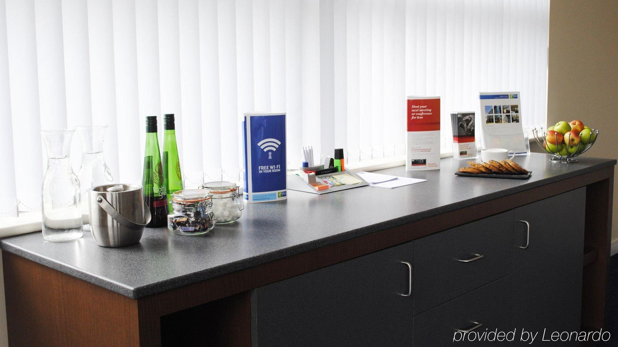 Hotel Express John Lennon Airport 3*