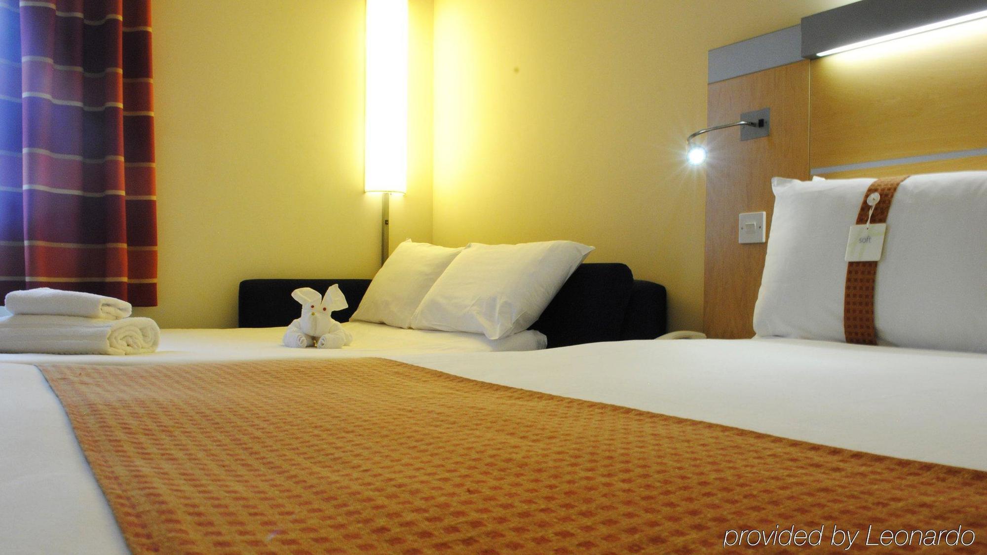 Hotel Express John Lennon Airport 3*