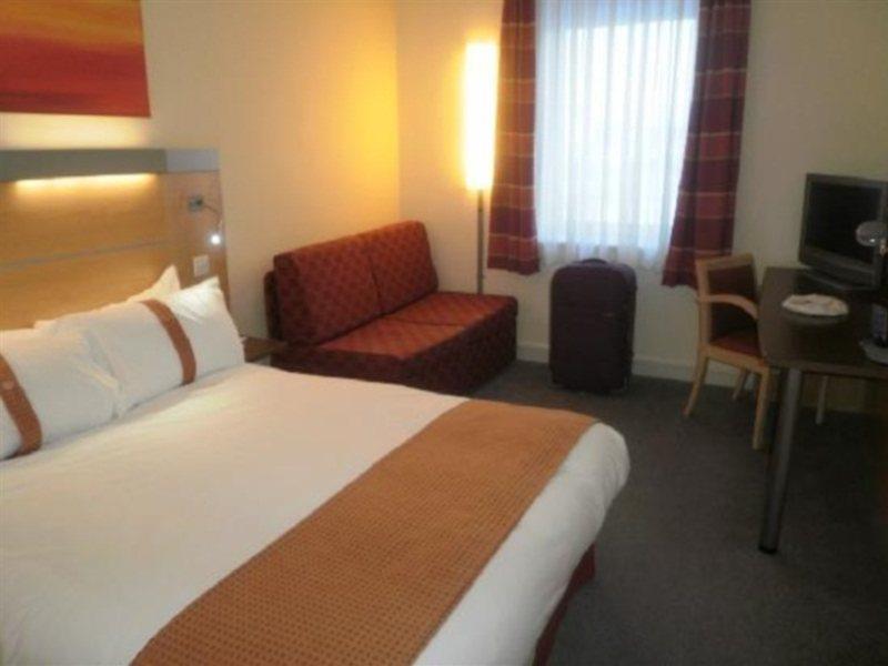 Hotel Express John Lennon Airport 3*