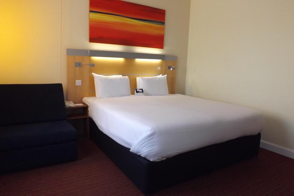 Express John Lennon Airport Hotel