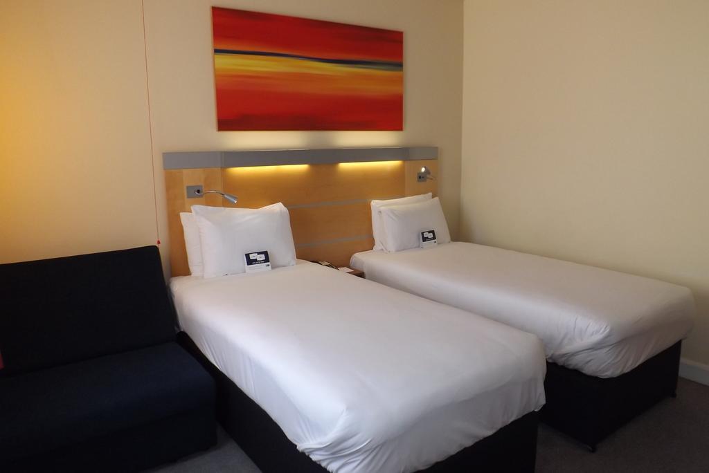 Hotel Express John Lennon Airport