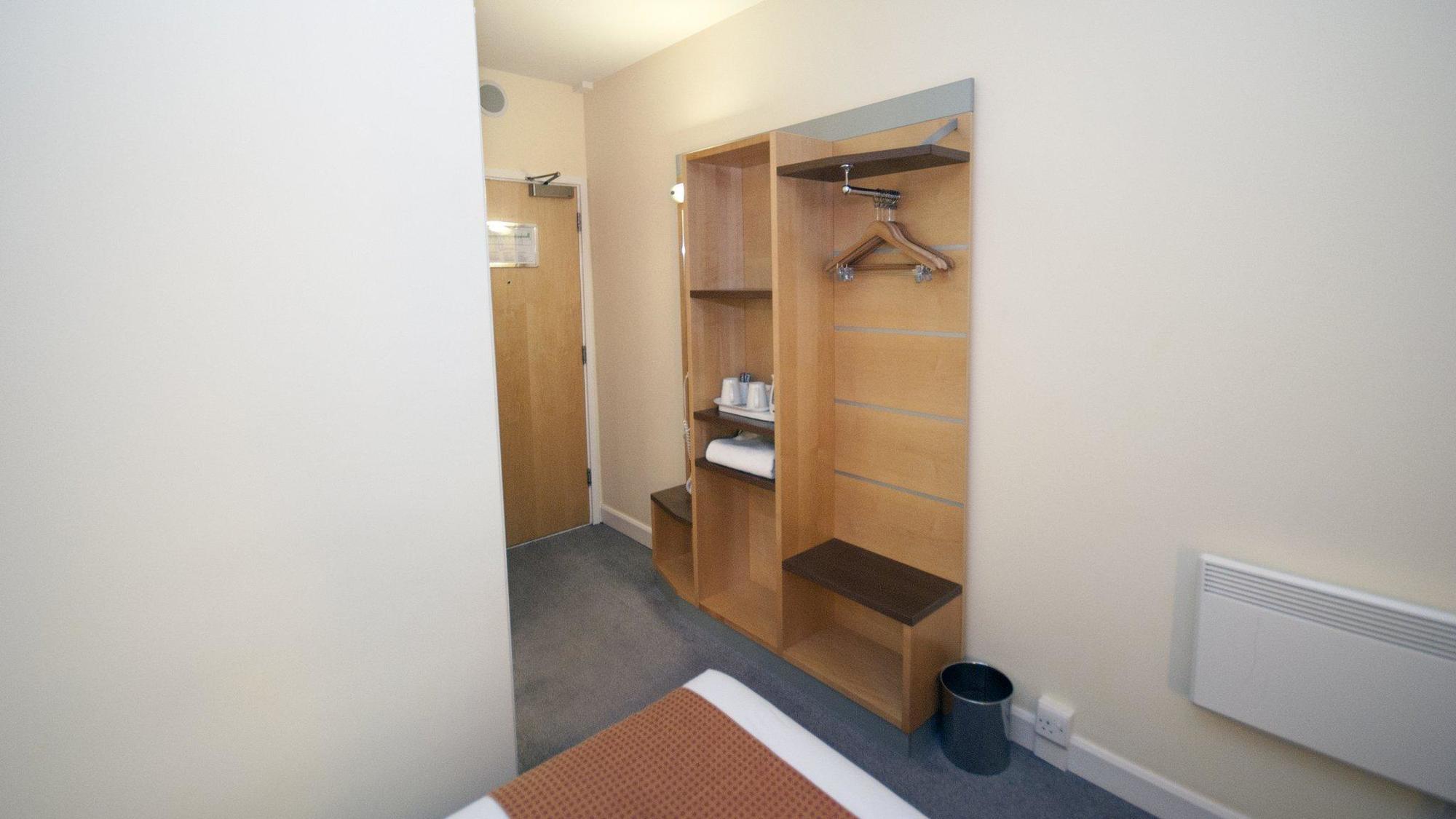 Hotel Express John Lennon Airport 3*