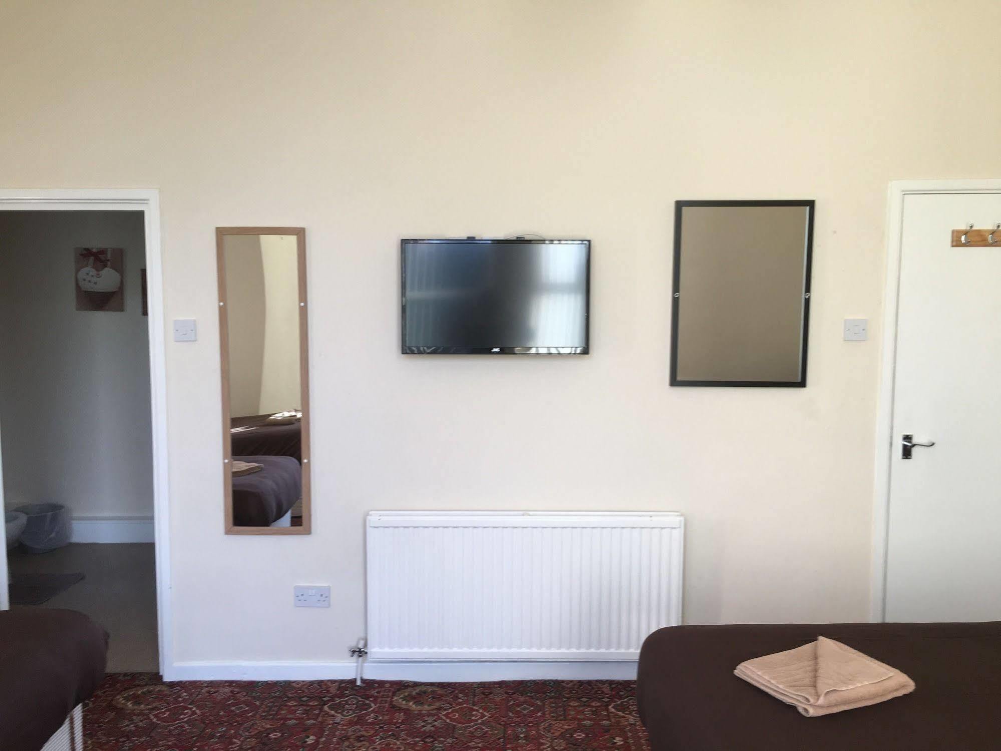Castle 86-88 Sheil Rd L6 3af Guest house 3*