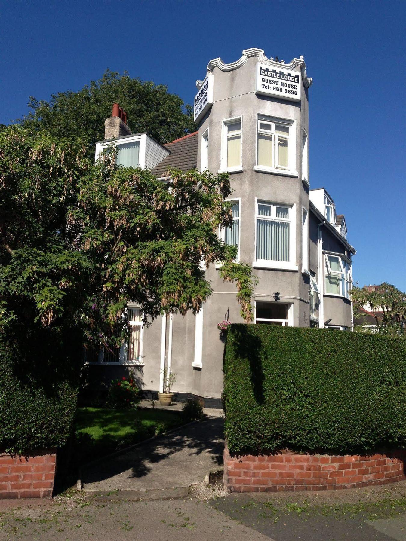 Castle 86-88 Sheil Rd L6 3af 3*
