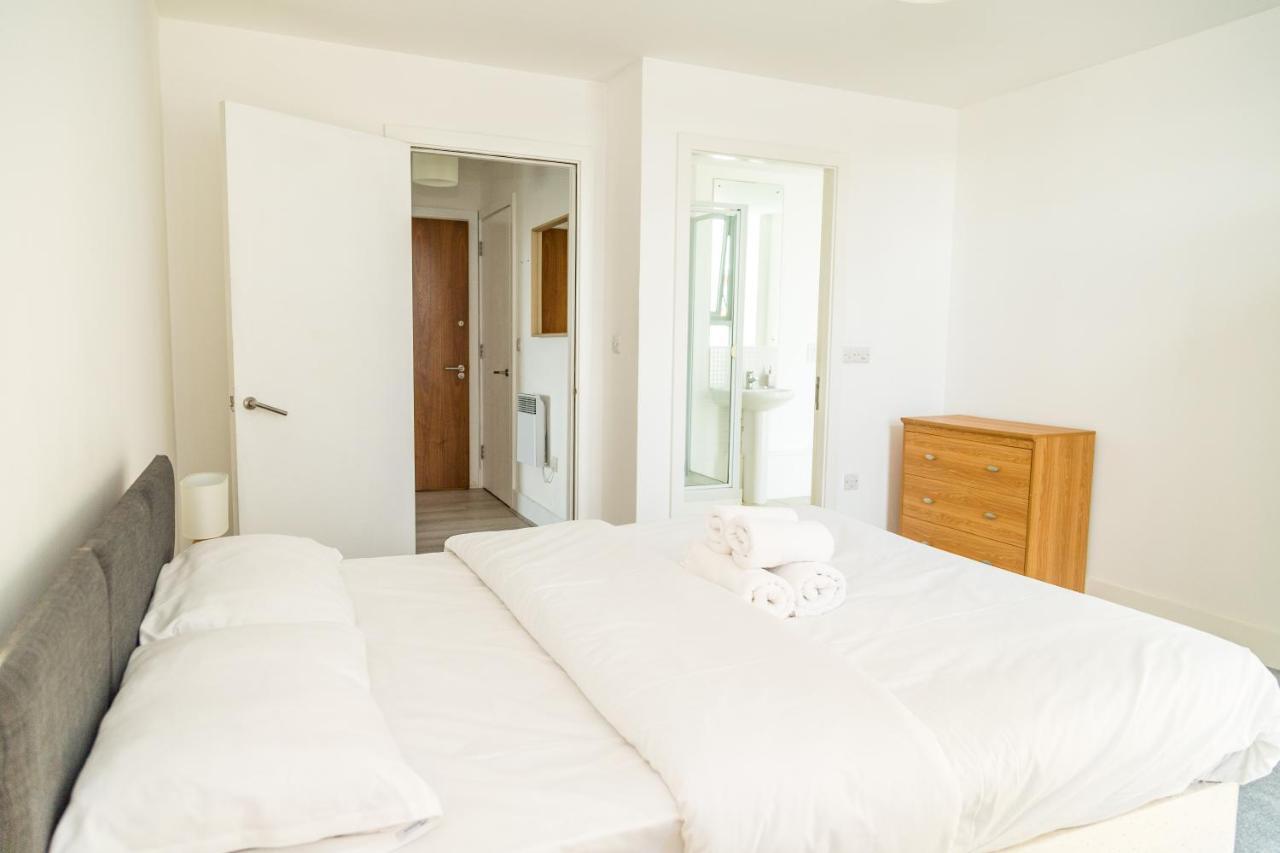 Serviced In Centre - Free Parking - Balcony - By Happy Days