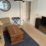 Cheerful Home For Football, Docks And City Centre