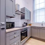 Modern 2-Bedroom Apt In The Heart Of City Centre