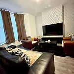 Cozy House With Multigamestable At Anfield