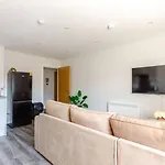 Spacious Liverpool Getaway - Modern 2-Bed Sleeps 10, Perfect For Groups & Families
