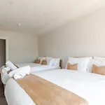 Spacious Liverpool Getaway - Modern 2-Bed Sleeps 10, Perfect For Groups & Families