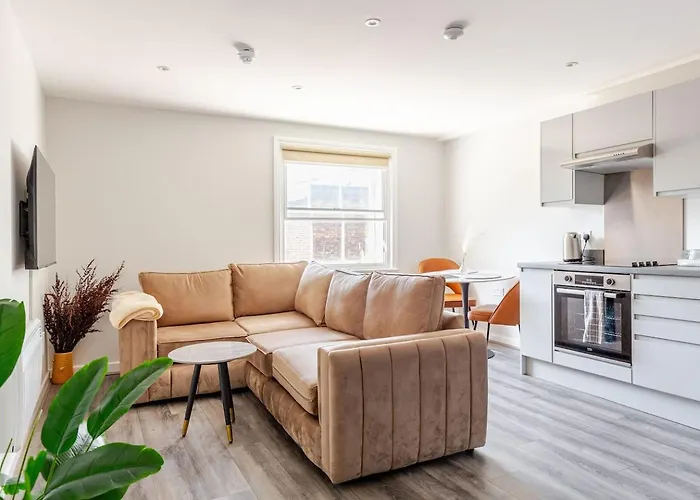 Spacious Liverpool Getaway - Modern 2-Bed Sleeps 10, Perfect For Groups & Families