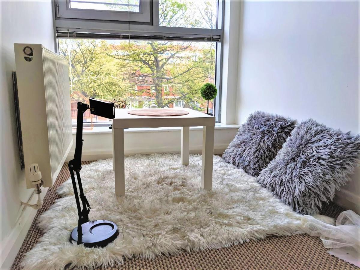 Large 3 Bedrooms In Centre, Free Parking Apartment *