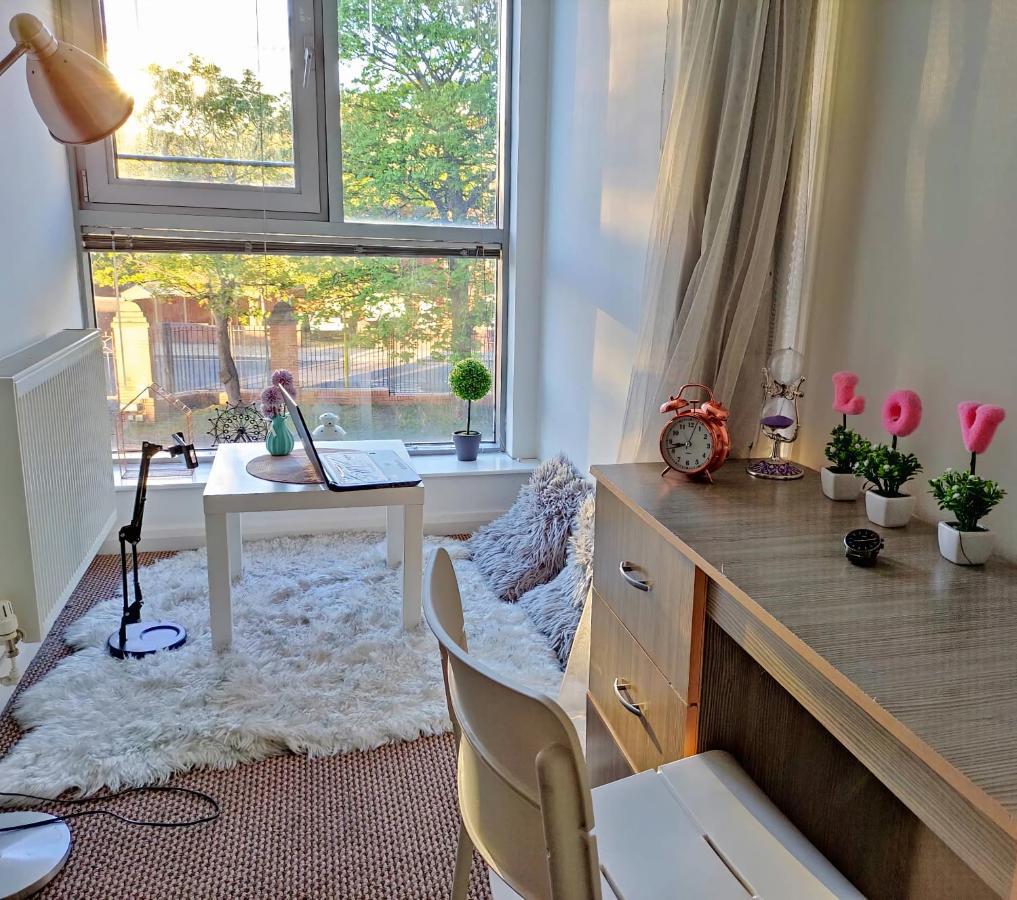Apartment Large 3 Bedrooms In Centre, Free Parking *