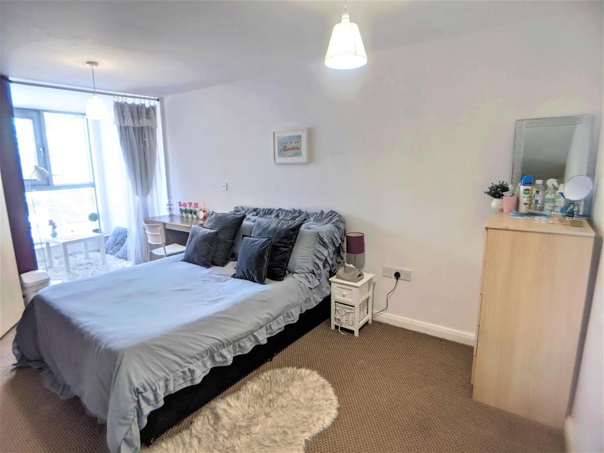 Large 3 Bedrooms In Centre, Free Parking *