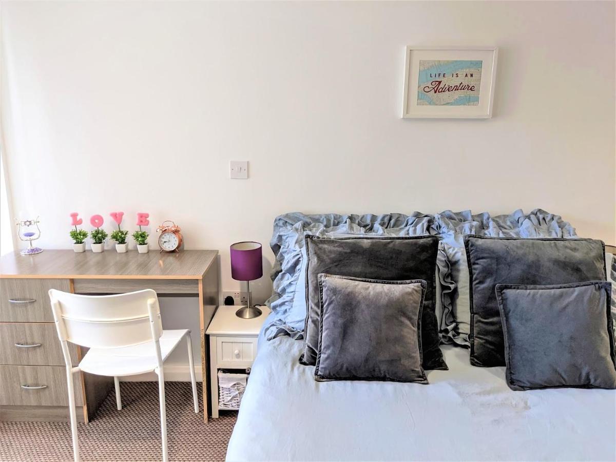 Large 3 Bedrooms In Centre, Free Parking Apartment *