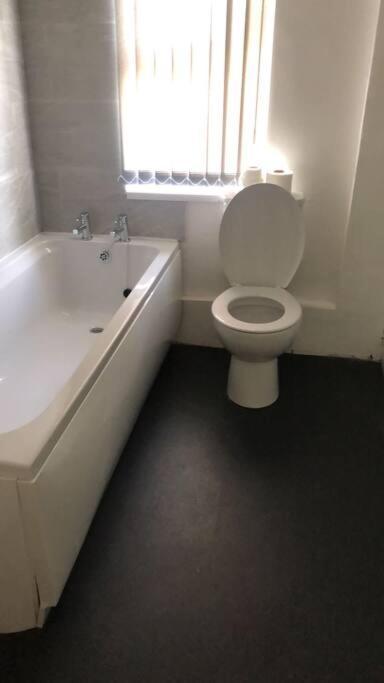 5 Bed Stylish & Modern Close To Football Grounds Holiday home *