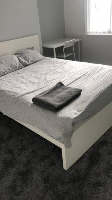 Holiday home 5 Bed Stylish & Modern Close To Football Grounds