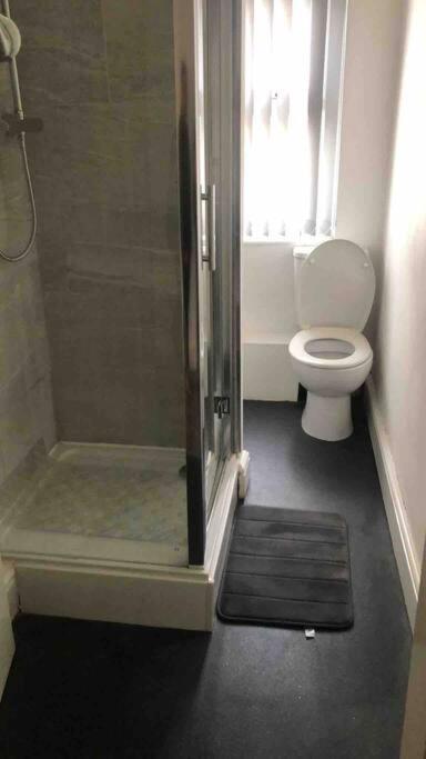 Holiday home 5 Bed Stylish & Modern Close To Football Grounds