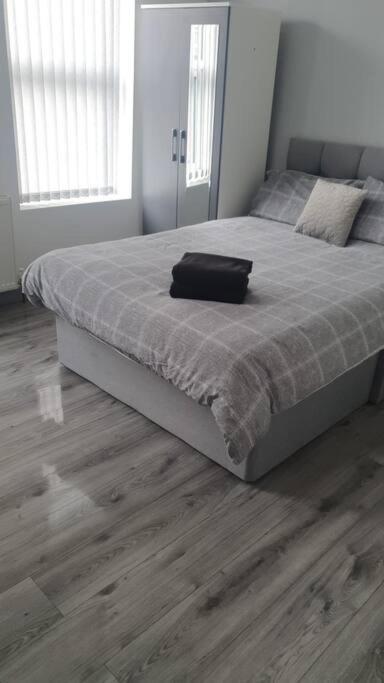Holiday home 5 Bed Stylish & Modern Close To Football Grounds