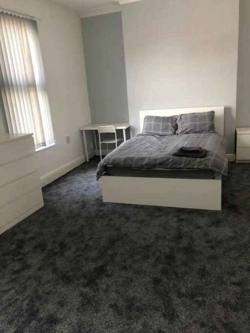 5 Bed Stylish & Modern Close To Football Grounds Holiday home *