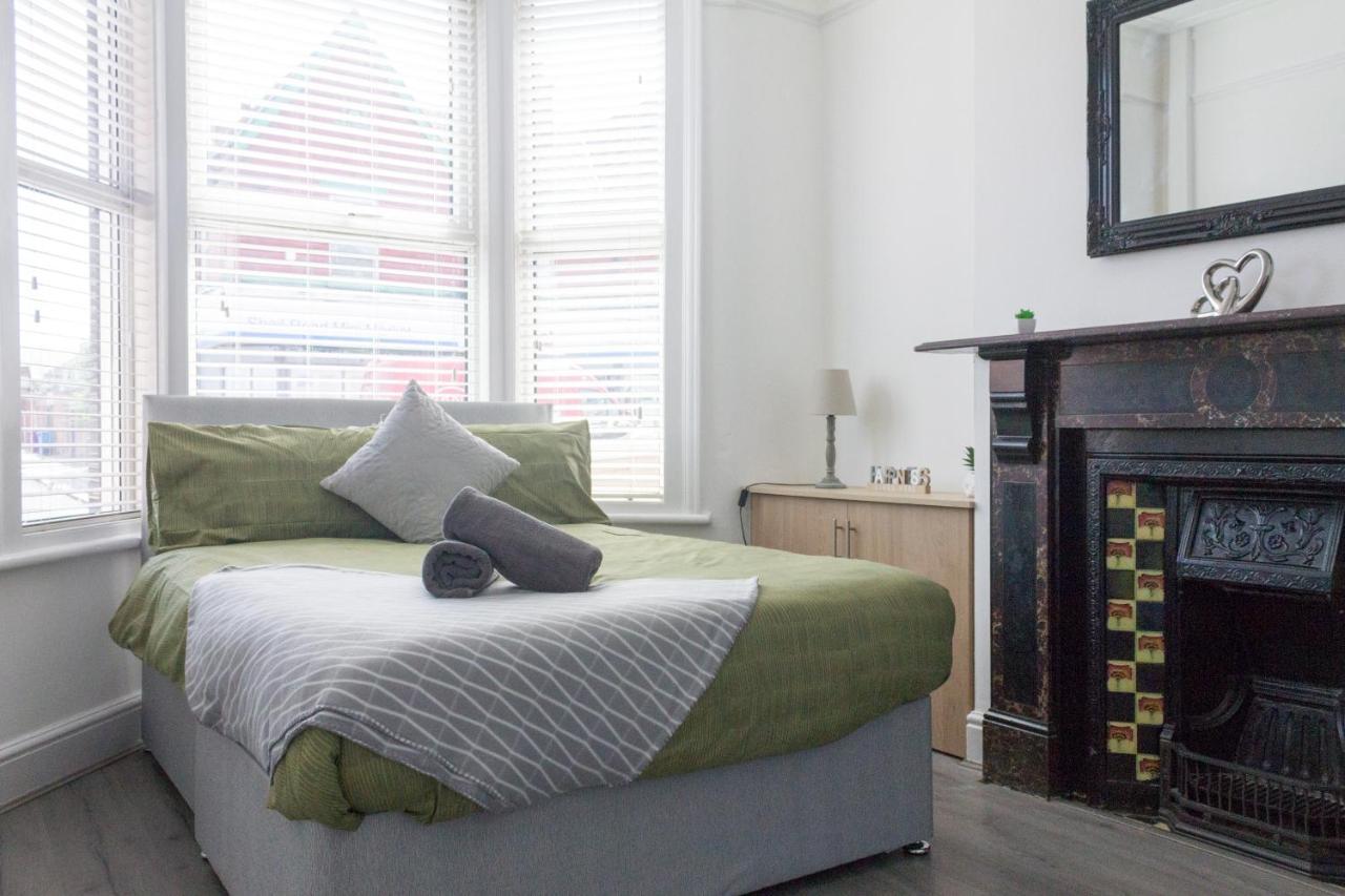 Boaler House, Modern 4 Bed House With Parking Sleeps 8 Holiday home *