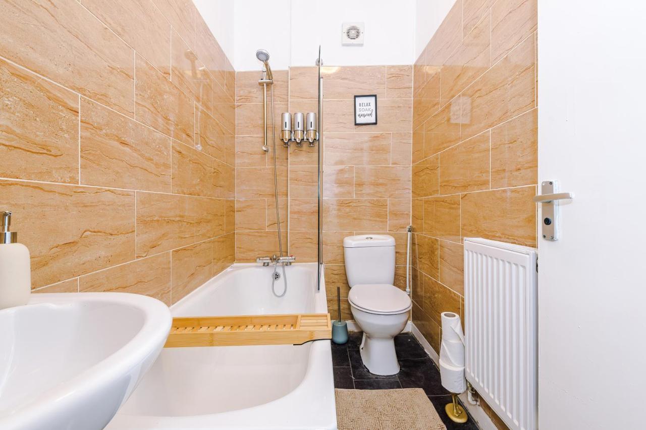 Trendy House, Close To Stadiums, Free Wifi And Car Park Holiday home