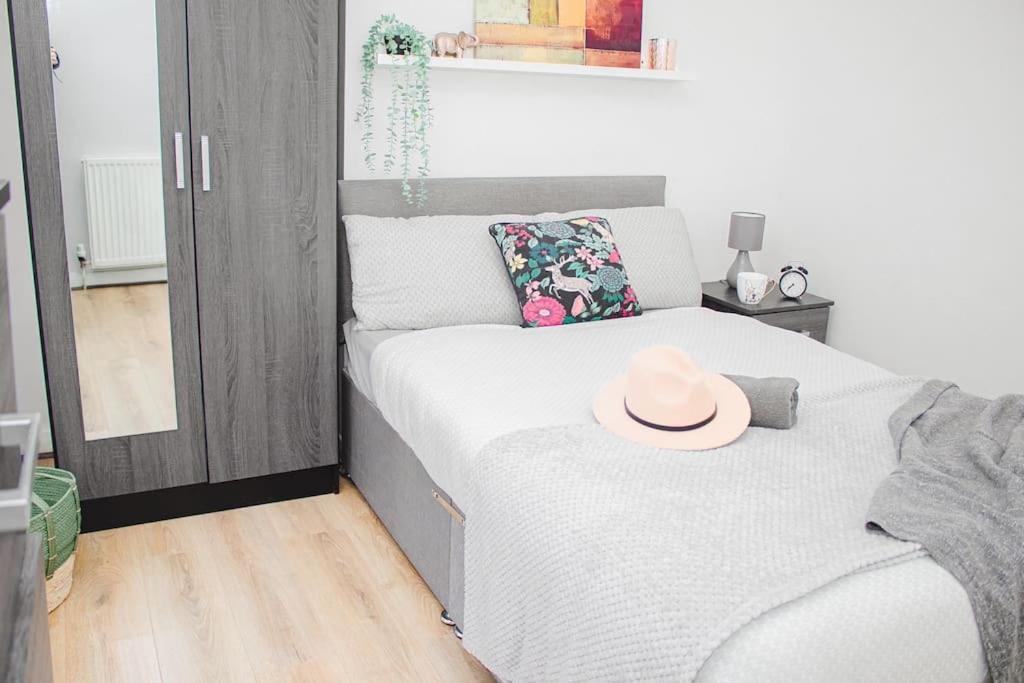 Holiday home New Blissful 3 Bedroom Bright House Near Centre.