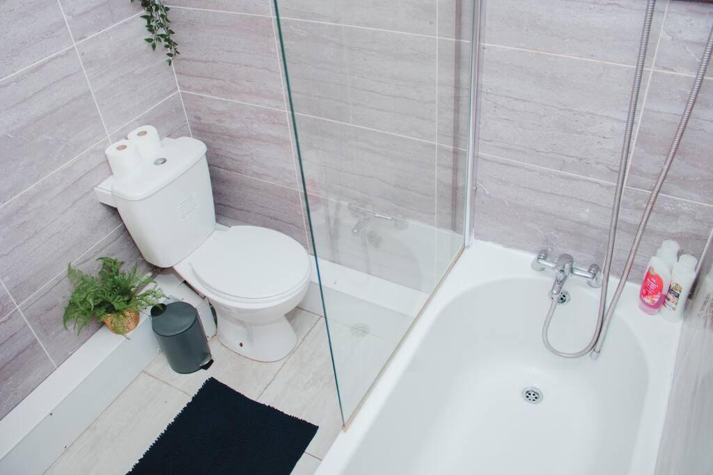 Holiday home New Blissful 3 Bedroom Bright House Near Centre.