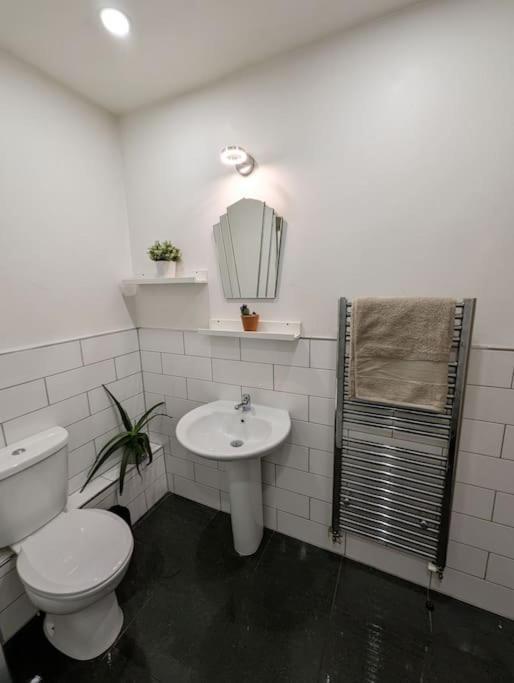 Bold Street Apartment *