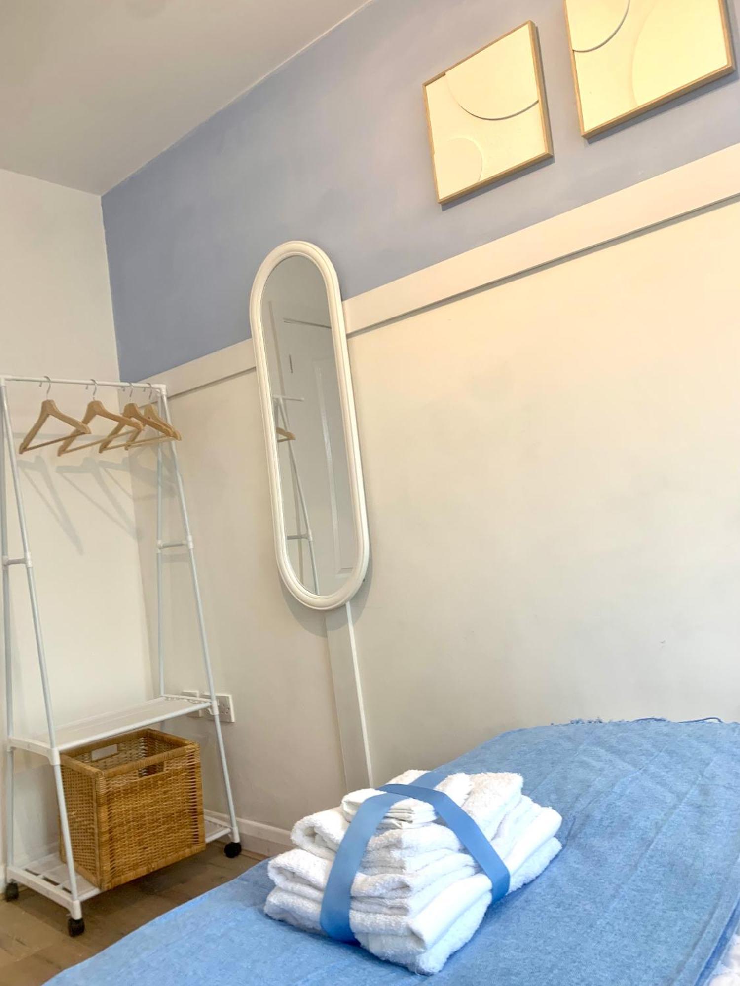 Large Modern 3 Bedroom Centre ,free Parking Apartment *