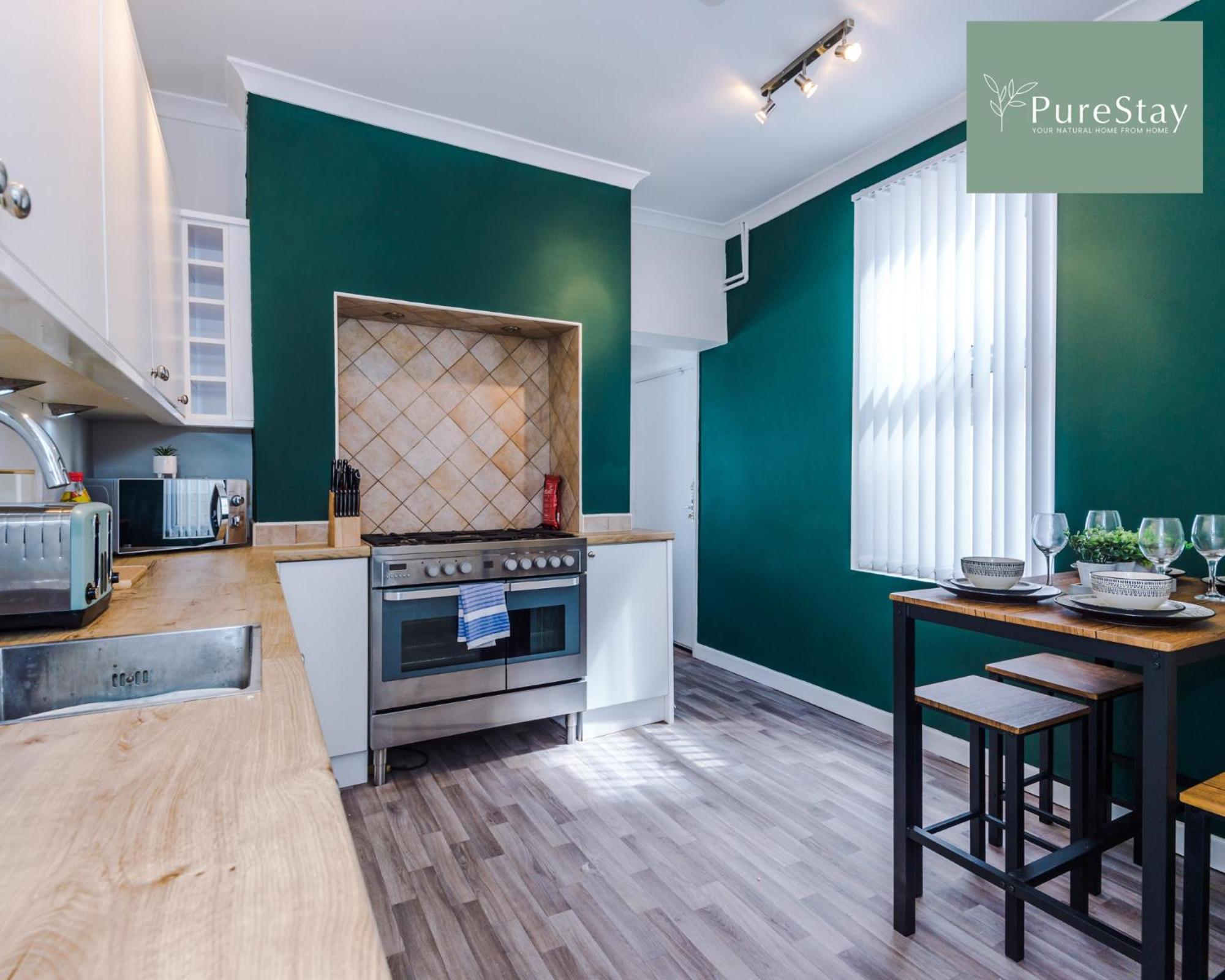 Purestay Family Home: Four-bedroom Haven In Holiday home Liverpool