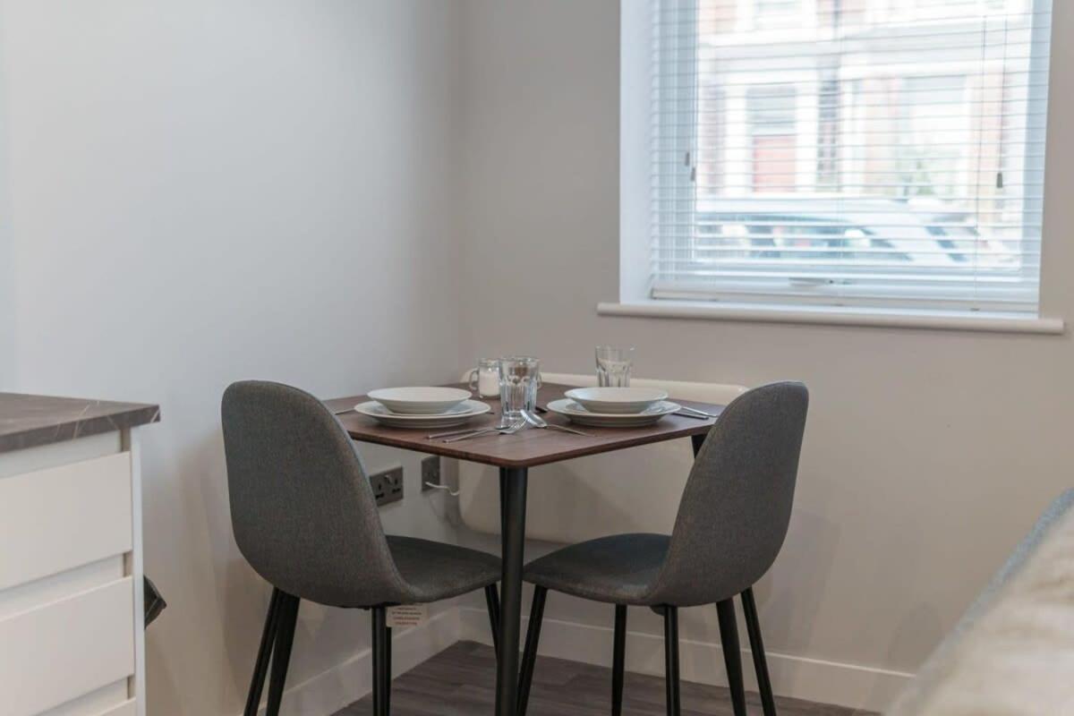 Fantastic 1 Bedroom In Apartment *